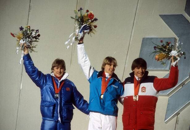 Siegerehrung Großschanze Olympische Spiele 1984 in Sarajevo: Olympiasieger Matti Nykänen (Finnland, Mitte) zwischen Jens Weißflog (DDR, li.) und Pavel Ploc (CSSR) Skispringen OS Winter Herren Olympische Spiele 1984, Winterspiele, Ski Nordisch, Skisport Gruppe Sarajevo Freude,