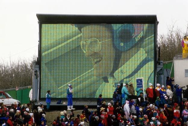 Michael Eddie The Eagle Edwards (Großbritannien) auf der Leinwand Skispringen OS Winter Herren Olympische Spiele 1988, Winterspiele, Ski Nordisch, Skisport Totale Calgary