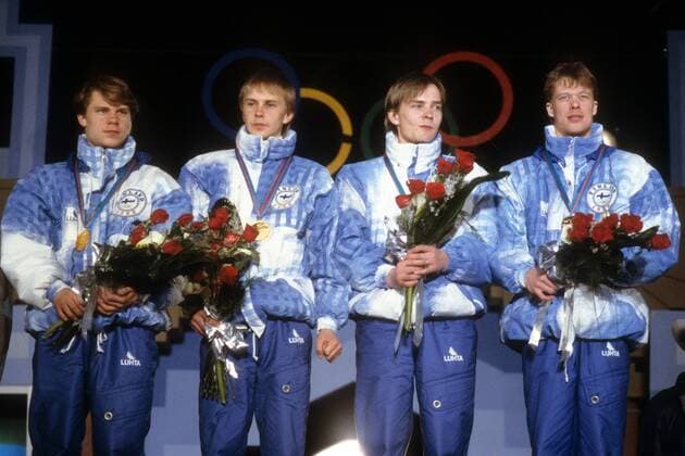 Team Finnland, Olympiasieger 1988 in Calgary, v. li.: Ari Pekka Nikkola, Matti Nykänen, Tuomo Ylipulli, Jari Puikkonen Skispringen OS Winter Herren Olympische Spiele 1988, Winterspiele, Ski Nordisch, Skisport Gruppe Calgary