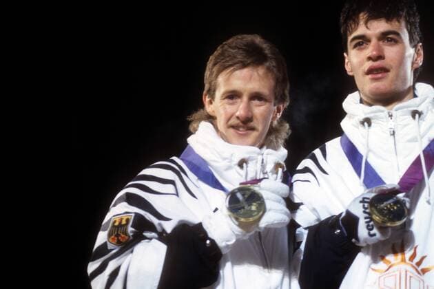 Jens Weißflog (li.) und Hansjörg Jäkle (beide Deutschland), Olympiasieger 1994 in Lillehammer im Teamwettbewerb Skispringen OS Winter Herren Olympische Spiele 1994, Winterspiele, Ski Nordisch, Skisport Gruppe Lillehammer Freude,