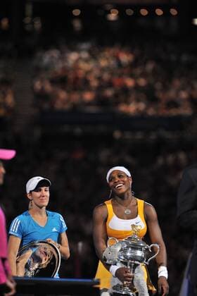Serena WILLIAMS (USA, R) - Siegerin der Australian Open 2010 und die zweitplazierte Justin Henin (BEL) während der Siegerehrung - 