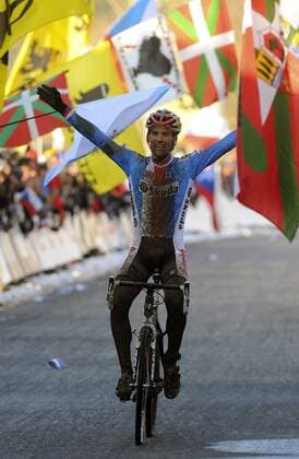 Czech Zdenek Stybar celebrates after he won the Men Cyclocross World Championships in Tabor, Czech Republic, on Sunday, Jan. 31, 2010. (CTKxPhoto DavidxVeis)  VEI 2 o0 Jubel, Freude, Sieg, Sieger, Weltmeister