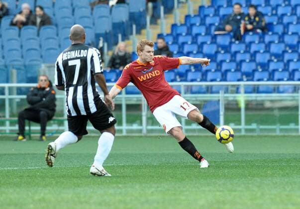John Arne Riise (Roma) erzielt das 1:0 gegen Reginaldo (Siena) - AS Rom (rot) - AC Siena (weiß) 2:1 - AntoniettaxBaldassarre o0 Tor