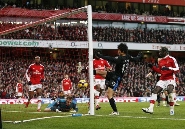 Arsenal s goalkeeper Manuel Almunia looks on after his own goal gives Manchester United the lead Barclays Premier League Arsenal FC London v Manchester United 31st January, 2010 EDITORIAL USE ONLY. No use with unauthorised audio, video, data, fixture lists, club league logos or live services. Online in-match use limited to 120 images, no video emulation. No use in betting, games or single club league player publications. o0 Tor, Eigentor, pessimistisch