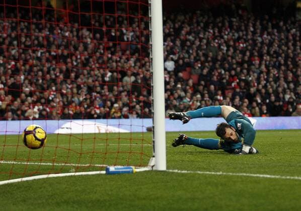 Arsenal s Manuel Almunia gets beaten Barclays Premier League Arsenal FC London v Manchester United 31st January, 2010 EDITORIAL USE ONLY. No use with unauthorised audio, video, data, fixture lists, club league logos or live services. Online in-match use limited to 120 images, no video emulation. No use in betting, games or single club league player publications. o0 Tor, Gegentor