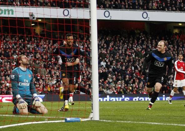 Arsenal s Manuel Almunia (li.) looks on after his own goal gives Manchester United the lead Barclays Premier League Arsenal FC London v Manchester United 31st January, 2010 EDITORIAL USE ONLY. No use with unauthorised audio, video, data, fixture lists, club league logos or live services. Online in-match use limited to 120 images, no video emulation. No use in betting, games or single club league player publications. o0 Tor, Eigentor, pessimistisch