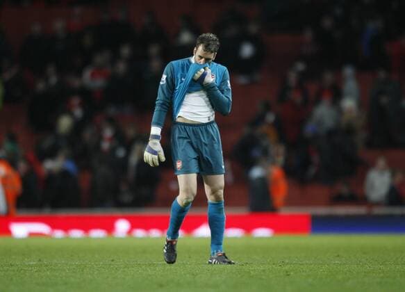 Arsenal s Manuel Almunia looks on dejected at the final whistle Barclays Premier League Arsenal FC London v Manchester United 31st January, 2010 EDITORIAL USE ONLY. No use with unauthorised audio, video, data, fixture lists, club league logos or live services. Online in-match use limited to 120 images, no video emulation. No use in betting, games or single club league player publications. o0 enttäuscht