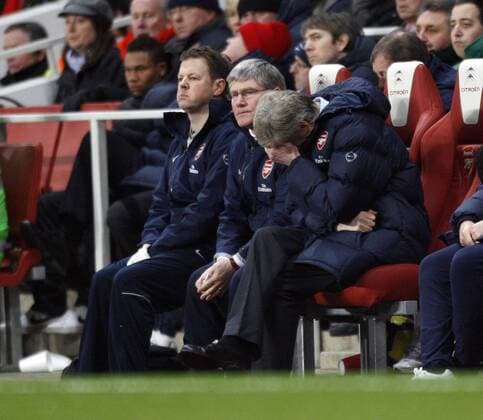Arsenal s coach Arsene Wenger (R) looks on dejected Barclays Premier League Arsenal FC London v Manchester United 31st January, 2010 EDITORIAL USE ONLY. No use with unauthorised audio, video, data, fixture lists, club league logos or live services. Online in-match use limited to 120 images, no video emulation. No use in betting, games or single club league player publications. o0 enttäuscht