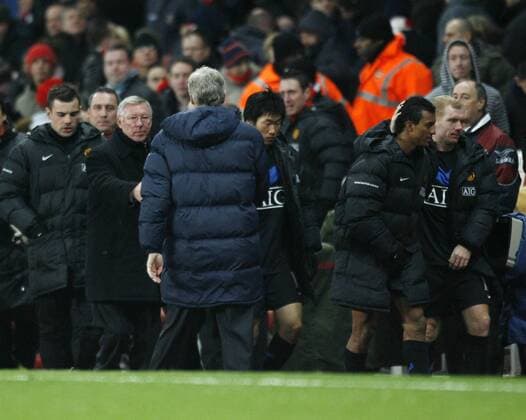 Arsenal s coach Arsene Wenger (C) shakes hands with Manchester United s Sir Alex Ferguson Barclays Premier League Arsenal FC London v Manchester United 31st January, 2010 EDITORIAL USE ONLY. No use with unauthorised audio, video, data, fixture lists, club league logos or live services. Online in-match use limited to 120 images, no video emulation. No use in betting, games or single club league player publications.