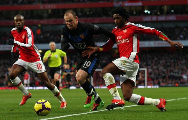 Arsenal FC London (red) v Manchester United (black) - William Gallas (L) Wayne Rooney (C) Alexandre Song 