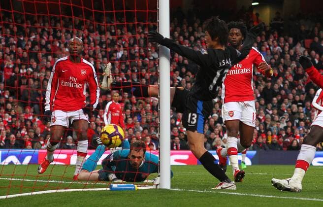 Arsenal FC London (red) v Manchester United (black) - Manuel Almunia (C, Arsenal) knocks in a Nani shot for the first Utd goal. 1-0  o0 Tor, Eigentor, enttäuscht