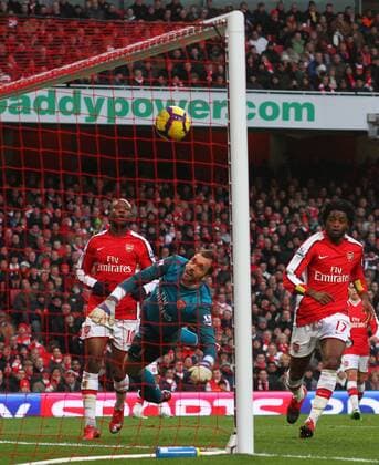 Arsenal FC London (red) v Manchester United (black) - Manuel Almunia (C, Arsenal) knocks in a shot for the first Utd goal. 1-0  o0 Tor, Eigentor, enttäuscht