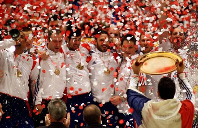 HANDBALL - EHF EURO 2010, FRA vs CRO WIEN, 31.JAN.10 - HANDBALL - EHF Europameisterschaft, EURO 2010, Laenderspiel, Finale, Siegerehrung. Bild zeigt den Jubel von Frankreich mit der Trophaee. o0 Finale, Jubel, Freude, Objekte, Trophäe