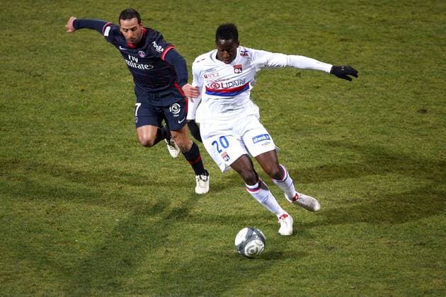 Olympique Lyon (weiß) - Paris St. Germain (blau): Aly Cissokho (Lyon) und Ludovic Giuly (PSG) - 31.01.10 - EddyLEMAISTRE 