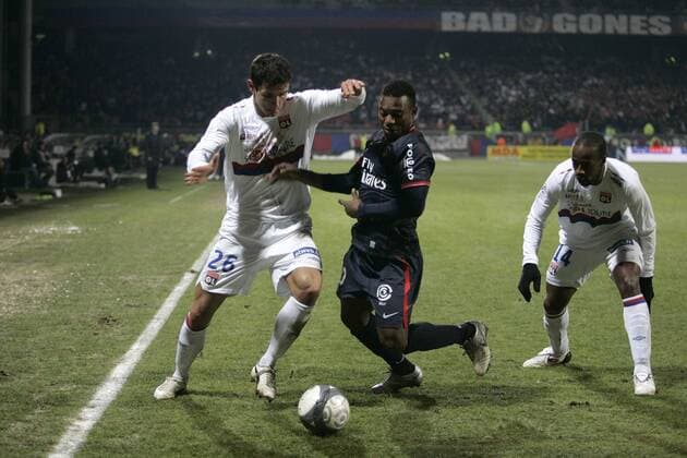 Olympique Lyon (weiß) - Paris St. Germain (blau): Dojan Lovren (li.), Sidney Govou (beide Lyon) und Stephane Sessegnon (PSG) - 31.01.10 - EddyLEMAISTRE 