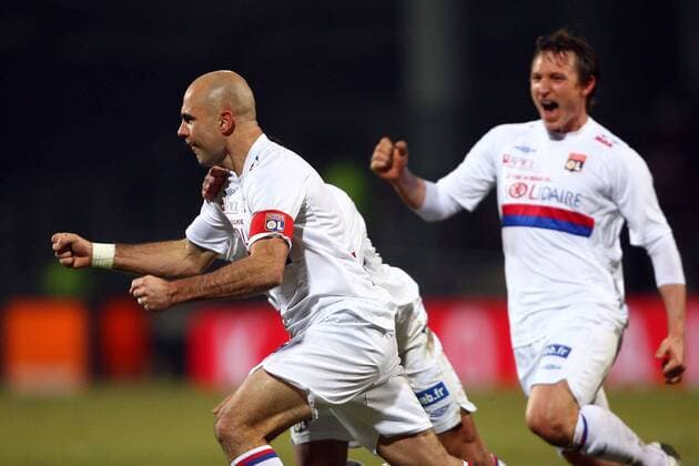 Olympique Lyon (weiß) - Paris St. Germain (blau): Cris (li.) und Kim Kallstrom (Lyon) - Jubel - 31.01.10 - EddyLEMAISTRE  o0 Freude