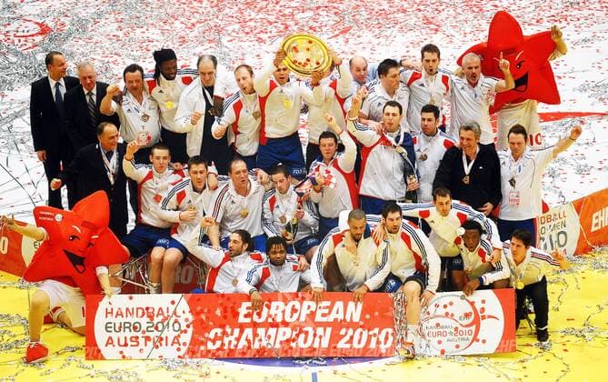 WIEN, 31.01.2010, Finale Euro 2010: Siegerehrung des Europameisters Frankreich -  20100131LUK050 o0 Freude Sieg, Sieger, Jubel Europameister Pokal Trophäe Objekte Konfettiregen Konfetti