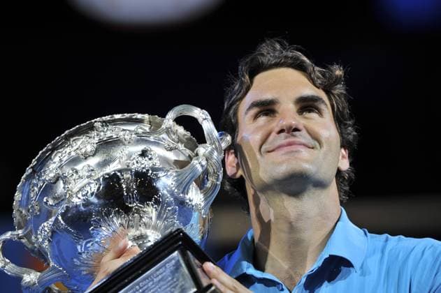31 January 2010, Australian Open, Melbourne:. Roger Federer (SUI) receives the trophy. xPeterxBlakemanx  ActionPlus20107375 o0 Finale Pokal Objekte Sieg, Sieger, Freude