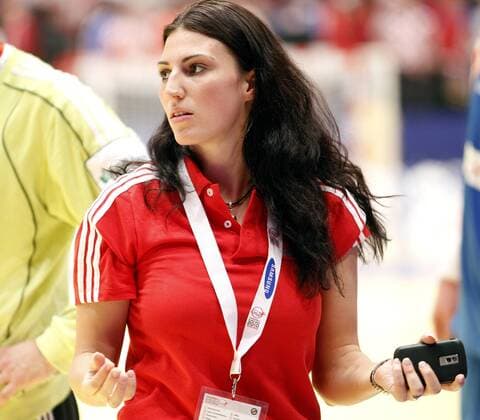 HANDBALL - EHF EURO 2010, WIEN, 30.JAN.10 - DIVERS, HANDBALL, SCHWIMMEN - EHF Europameisterschaft, EURO 2010, Länderspiel, Kroatien vs. Polen. Bild zeigt Mirna Jukic (AUT Betreuerin des kroatischen Handballteams).  o0 Betreuer o00 Schwimmen, Damen,