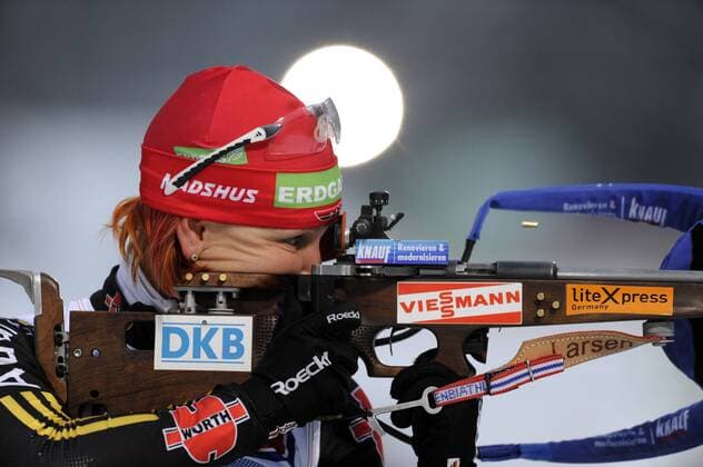 Kati WILHELM (Deutschland) Aktion Biathlon , 4x6km Staffel der Frauen 15.1.2010, o0 Sponsor, Werbepartner, Werbung, Wirtschaft DKB Salus erdgas