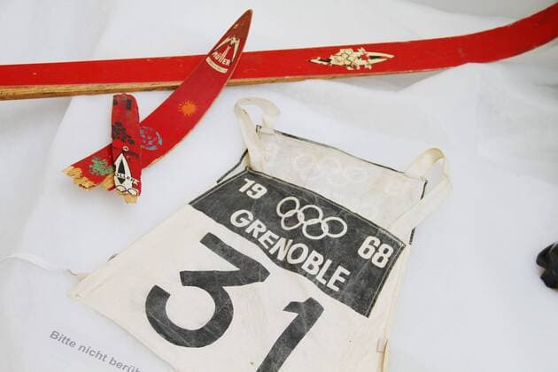 Olympische Winterspiele Sepp Haas (Schweiz) gewann 1968 mit dieser Startnummer und Ski in Grenoble die Bronzemedaille über 50 km o0 Equipment Sportgerät Objekt o00 Skier alt alte Sportgeschichte 