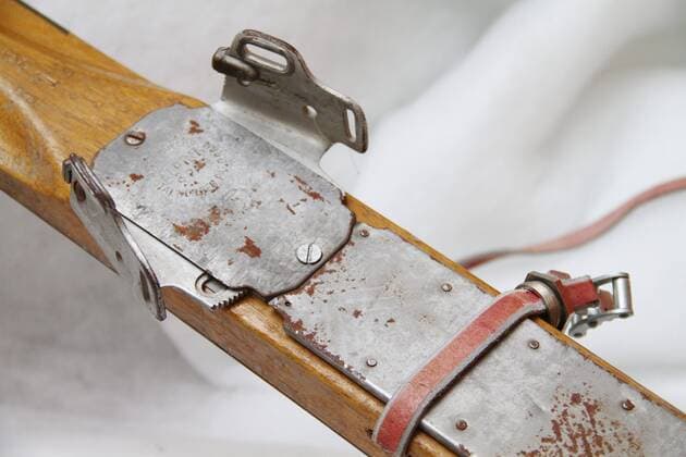 Olympische Winterspiele - Holzski mit Bindung von 1928 o0 Equipment Sportgerät Objekt Detail o00 Skibindung 