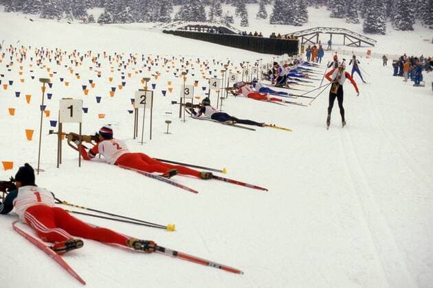 Biathleten während der 4x7,5km Staffel der Olympischen Spiele 1984 in Sarajevo im Schießstand Biathlon OS Winter Herren Olympische Spiele Sarajevo 1984, Winterspiele Totale Igman, Veliko Polje