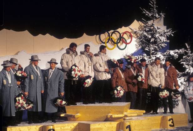 Siegerehrung 4x7,5km Staffel Olympische Spiele Albertville 1992: Olympiasieger Deutschland (Mitte) zwischen der GUS (li.) und Schweden Biathlon OS Winter Herren Olympische Spiele Albertville 1992, Winterspiele Totale Les Saisies Freude,