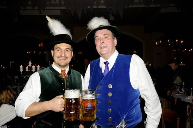 Löwenbräukeller - Filseball, Filserhut Verleihung an Georg Hackl (GER, li.) mit Preisträger Adi Frieser o0 Filser Hut, Bier, Bierglas, Alkohol