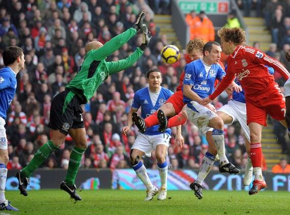 Dirk Kuyt (C) of Liverpool heads the winning goal past Tim Howard of Everton Barclays Premier League FC Liverpool (red) vs. FC Everton (blue) 6th February, 2010 EDITORIAL USE ONLY. No use with unauthorised audio, video, data, fixture lists, club league logos or live services. Online in-match use limited to 120 images, no video emulation. No use in betting, games or single club league player publications. o0 Tor