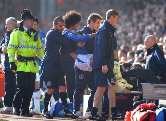 Marouane Fellaini of Everton is carried off injured Barclays Premier League FC Liverpool (red) vs. FC Everton (blue) 6th February, 2010 EDITORIAL USE ONLY. No use with unauthorised audio, video, data, fixture lists, club league logos or live services. Online in-match use limited to 120 images, no video emulation. No use in betting, games or single club league player publications. o0 verletzung