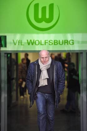 06.02.2010, Fussball 1.Liga, 21.Spieltag: VfL Wolfsburg - FC Bayern München, Manager Dieter Hoeness (Wolfsburg) kommt aus den Katakomben. o0 Logo, Emblem, Vereinslogo, Vereinsemblem. Funktionär Schriftzug