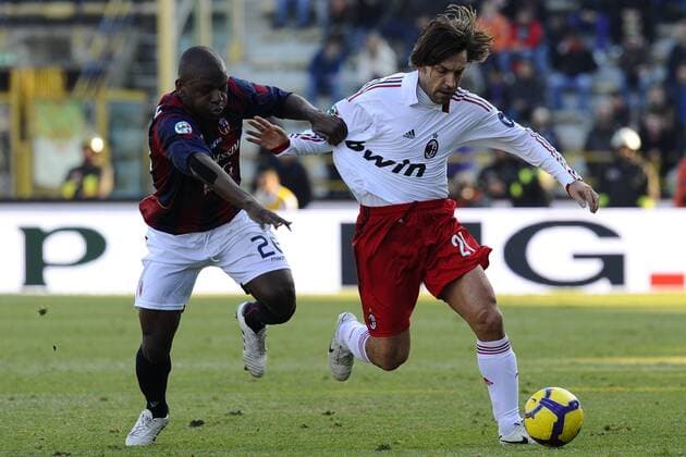 Mg Bologna 07 02 2010 - Serie A: FC Bologna (blau) - AC Milan (weiß) --- Andrea Pirlo (R) - Gaby Mudingayi --- 