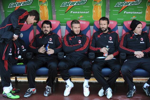 David BECKHAM (Mitte) neben Gennaro GATTUSO (L) und Giuseppe FAVALLI (alle Mailand, 2.R) auf der Bank - Bologna 7 2 2010 FC Bologna - AC Mailand 0:0 - Serie A 2009 2010 - ANDREAXSTACCIOLI