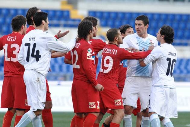 Alexander Kolarov (2.R), Mauro Zarate (beide Lazio, R) und Adrian Ricchiuti (Catania, 4.R) - Lazio Rom (weiß) vs Catania Calcio (rot) - Serie A -, Roma, 07 02 2010 AntoniettaxBaldassarre
