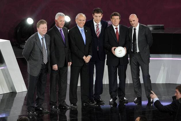 WARSAW, PALACE OF CULTURE AND SCIENCE LOSOWANIE, UEFA EURO 2012 QUALIFYING DRAW, Vertreter oder Nationaltrainer der Qualifikationsgruppe F, v.li.: Trainer Aleksandrs Starkovs (Lettland), Trainer John Buttigieg (Malta), Mordechai Shpigler (Israel), Trainer Slaven Bilic (Kroatien), Trainer Otto Rehhagel (Griechenland), Trainer Temuri Ketsbaia (Georgien) - 0S3G7575 o0 Nationalteam, Trainer, krux o0 Euro