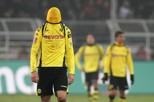Fussball Bundesliga BL 09 10 - 07.02.2010 - BVB Borussia Dortmund vs. Eintracht Frankfurt . Mats Hummels (Dortmund) zieht sich enttäuscht das Trikot über den Kopf . o0 verdeckt versteckt kurios