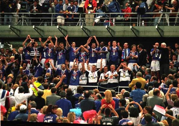 Frankreich ist Weltmeister 1998 - World Cup 1998 xVIxRobertxCollettexIVx 84017 o0 Sieg Freude Jubel Pokal Trophäe Weltpokal Siegerehrung Totale Fans