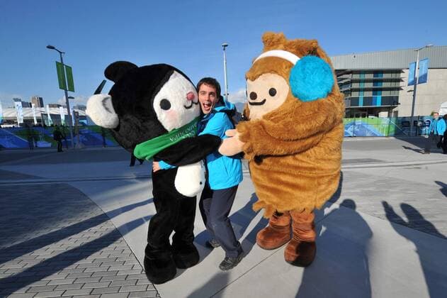 (100210) -- VANCOUVER, Feb. 10, 2010 () -- An athlete has fun with Winter Olympic mascots Miga (a snowboarding sea-bear, L) and Quatchi (a sasquatch, R) at the Olympic Village, also known as Millennium Water, in downtown Vancouver, Canada, on Feb. 10 in Vancouver 2010  o0 Objekte Impressionen o0 Kanada