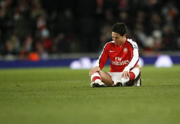 Arsenal London s Samir Nasri goes off injured Barclays Premier League Arsenal v Liverpool 10th February, 2010 EDITORIAL USE ONLY. No use with unauthorised audio, video, data, fixture lists, club league logos or live services. Online in-match use limited to 120 images, no video emulation. No use in betting, games or single club league player publications. o0 Verletzung Aufmacher