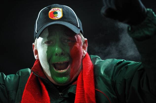 DFB-Pokal Viertelfinale FC Augsburg, Augsburger Fan mit Gesichtsbemalung in den Vereinsfarben o0 Bemalung