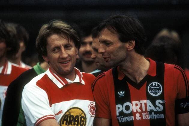 Gerd Zewe (Düsseldorf, li.) und Karl Heinz Körbel (Frankfurt) - DEUTSCHSPRACHIGE SPORTZEITSCHRIFTEN UND -ZEITUNGEN NUR NACH RÜCKSPRACHE Fußball 1. BL Herren Saison 1984 1985, Eintracht Frankfurt - Fortuna Düsseldorf 2:2 Gruppe Frankfurt M. Harmonie,