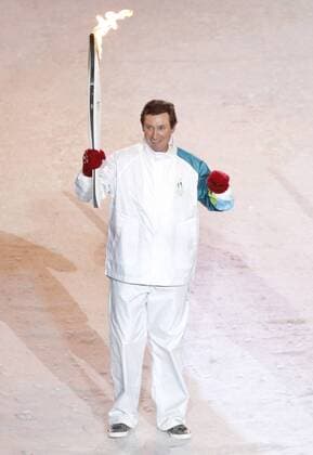 Wayne Gretzky carries the Olympic torch at the opening ceremony for the 2010 Winter Olympics at BC Place in Vancouver, Canada on February 12, 2010.  BKX2010021212 o0 Eishockey o0 Fackellauf Fackel Fackelläufer
