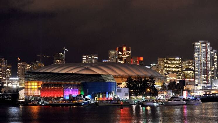 (100212) -- VANCOUVER, Feb. 12, 2010 () -- Photo taken on Feb. 12, 2010 shows the outside view of the BC Place stadium where the opening ceremony for the 2010 Winter Olympic Games is held in Vancouver. -  o0 Halle Sportstätte Kanada Abend Nacht o0 Kanada