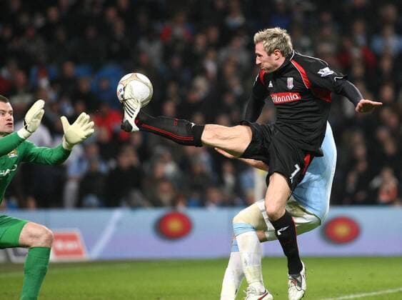 Football Manchester City v Stoke, City of Manchester Stadium FA Cup 13 02 2010 Stoke s Liam Lawrence (R) attempts to put a cross beyond Given - 