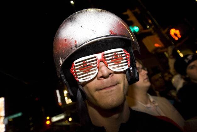 Feb 13, 2010 - Vancouver, British Columbia, Canada - Proudly clad in red, white, maple leafs and face paint, Canadian super fans display their patriotic spirit, celebrating on Granville Street in downtown Vancouver with cheers and beers. - ZUMAf72 o0 Zuschauer Fan Helm Fanbrille Brille