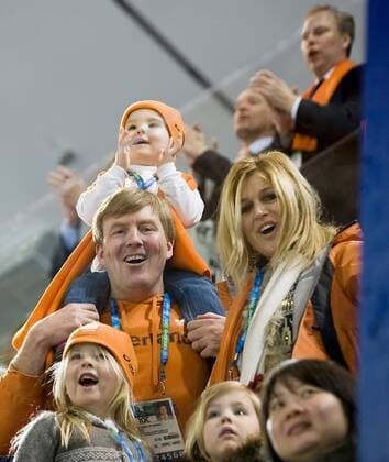 Prinz Willem Alexander (NED, li.) mit seiner Frau Maxima (ARG) und mit Ihren Kindern Amalia (vorn) und Ariane, 13.02.2010 XXI. Olympische Winterspiele 2010, vom 12.02. - 28.02.2010 in Vancouver Kanada o0 Adel, people, Partnerin, Frau, Ehefrau Familie, Zuschauer, Edelfan, Fan