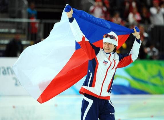 Martina Sablikova of the Czech Republic celebrates after winning gold in women s 3000 meter speed skating at the Richmond Olympic Oval in Vancouver, Canada, during the 2010 Winter Olympics on February 14, 2010.  OLY2010021407 o0 Olympiasieg Sieg Siegerehrung Fahne, Landesfahne Objekte Porträt Jubel