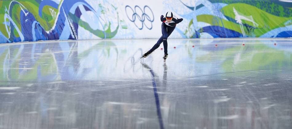 Czech s Martina Sablikova acts during the women s 3000m final of speed skating at the 2010 Winter Olympic Games in Vancouver, Canada, on Feb. 14, 2010. Martina Sablikova claimed the title with 4:02.53. (2) 