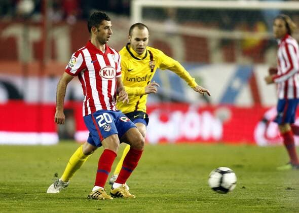 Futbol - Liga BBVA - 2009 2010 - Estadio Vicente Calderon - Atletico Madrid (rot) - FC Barcelona (gelb) - 14 02 2010 - SIMAO (li.) - Andres INIESTA --- 